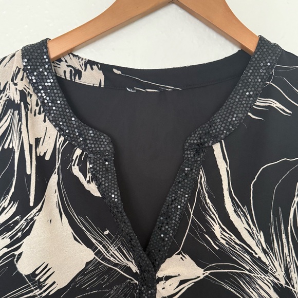 Women's plus-size blouse in size 2XL, black and beige with a floral pattern. - Picture 3 of 10